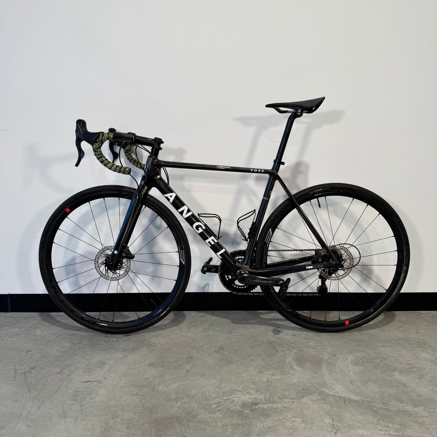 Angel Works Voss Record Black 54 (RD540011). Detalle Lateral