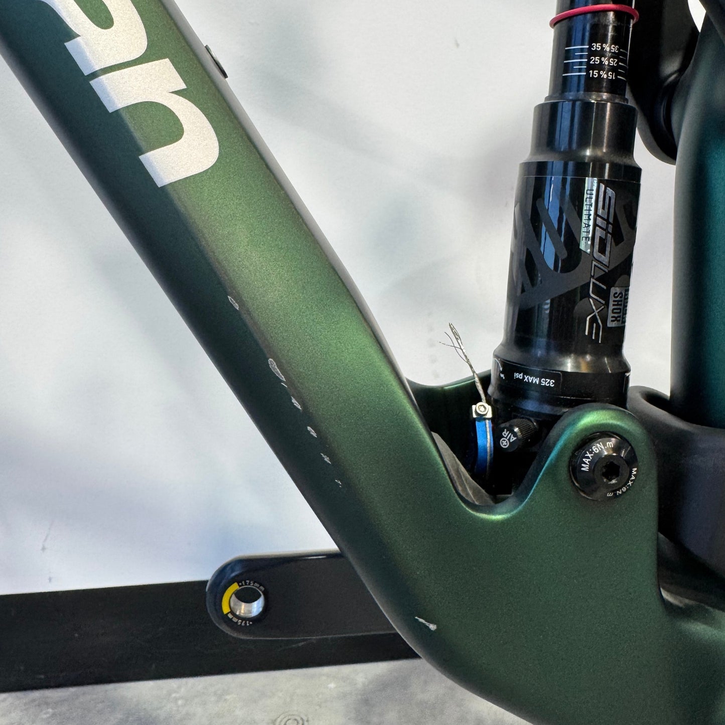 Lee Cougan Crossfire 428 Carbon Green M (22CX-A-1071). Detalle Cuadro