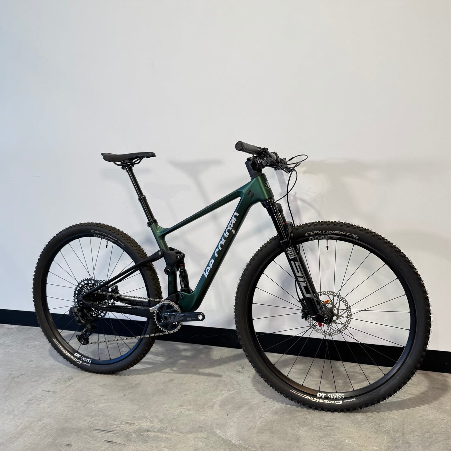 Lee Cougan Crossfire 428 Carbon Green M (22CX-A-1071). Detalle Lateral