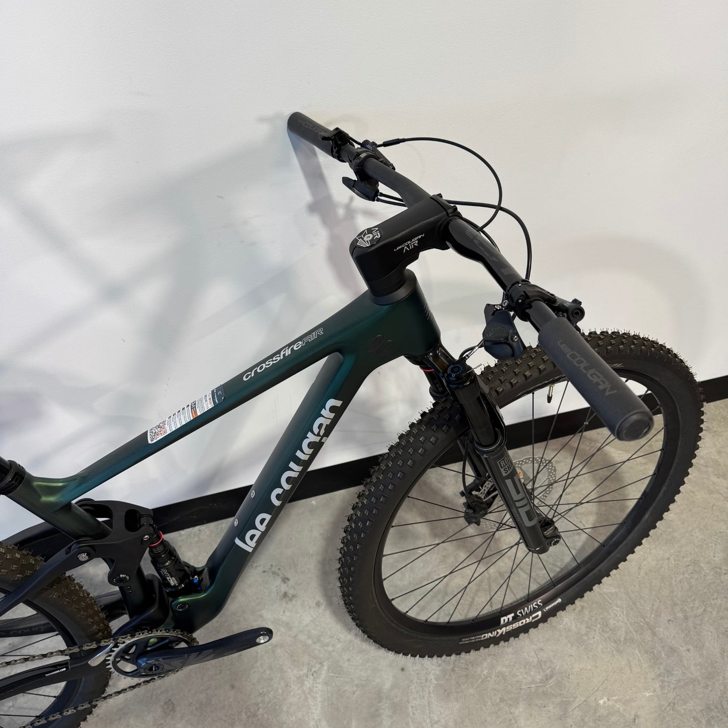 Lee Cougan Crossfire 428 Carbon Green M (22CX-A-1071). Detalle Manillar