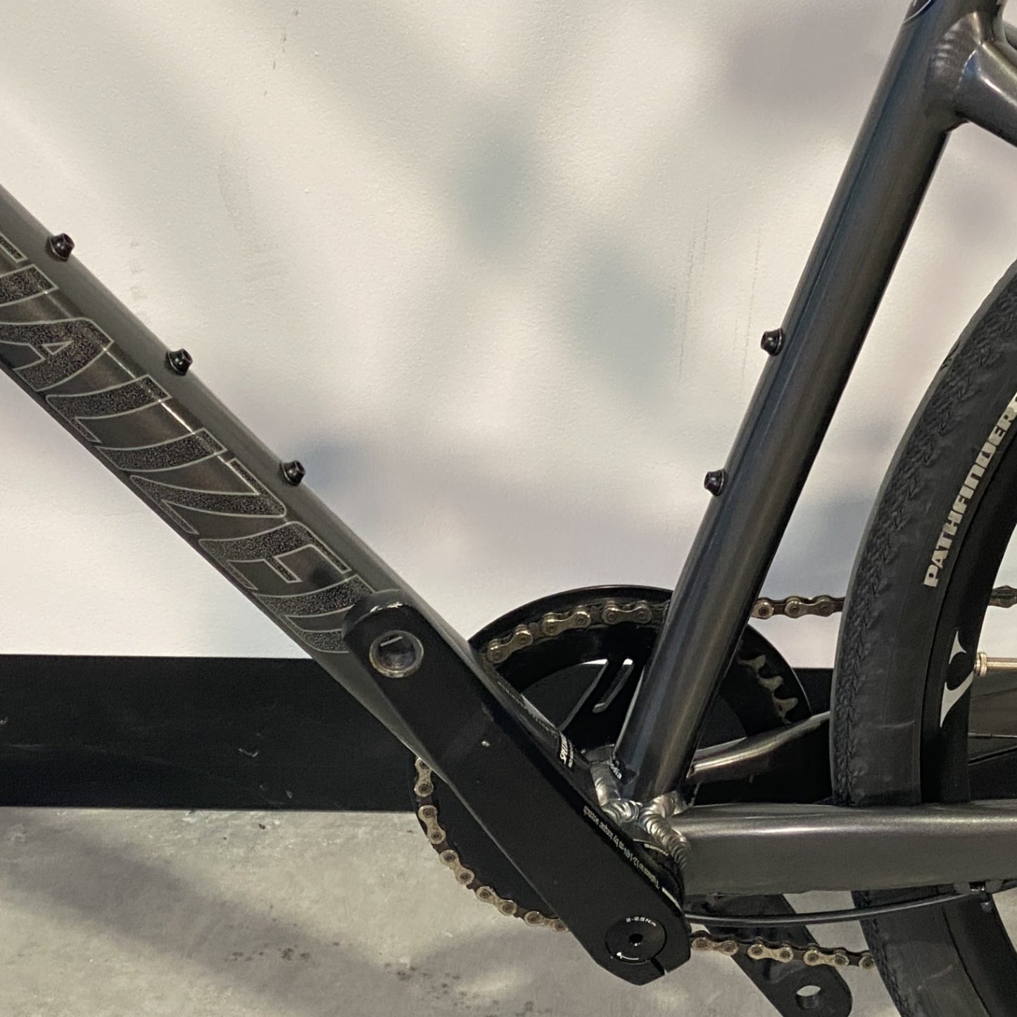 Specialized Sirrus X 4.0 Gloss Smoke- Cool Grey M WSBC024074641R Detalle Biela Izqda