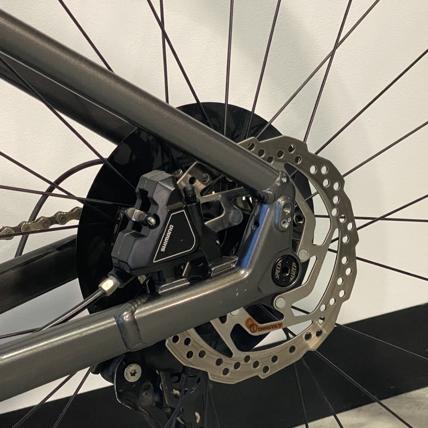 Specialized Sirrus X 4.0 Gloss Smoke- Cool Grey M WSBC024074641R Detalle Tirante Derecho