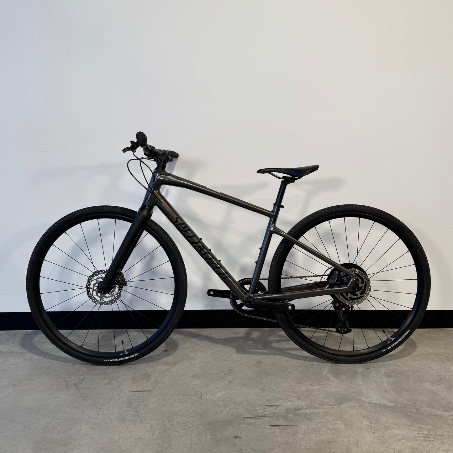 Specialized Sirrus X 4.0 Gloss Smoke- Cool Grey S (WSBC024051904R). Detalle 360