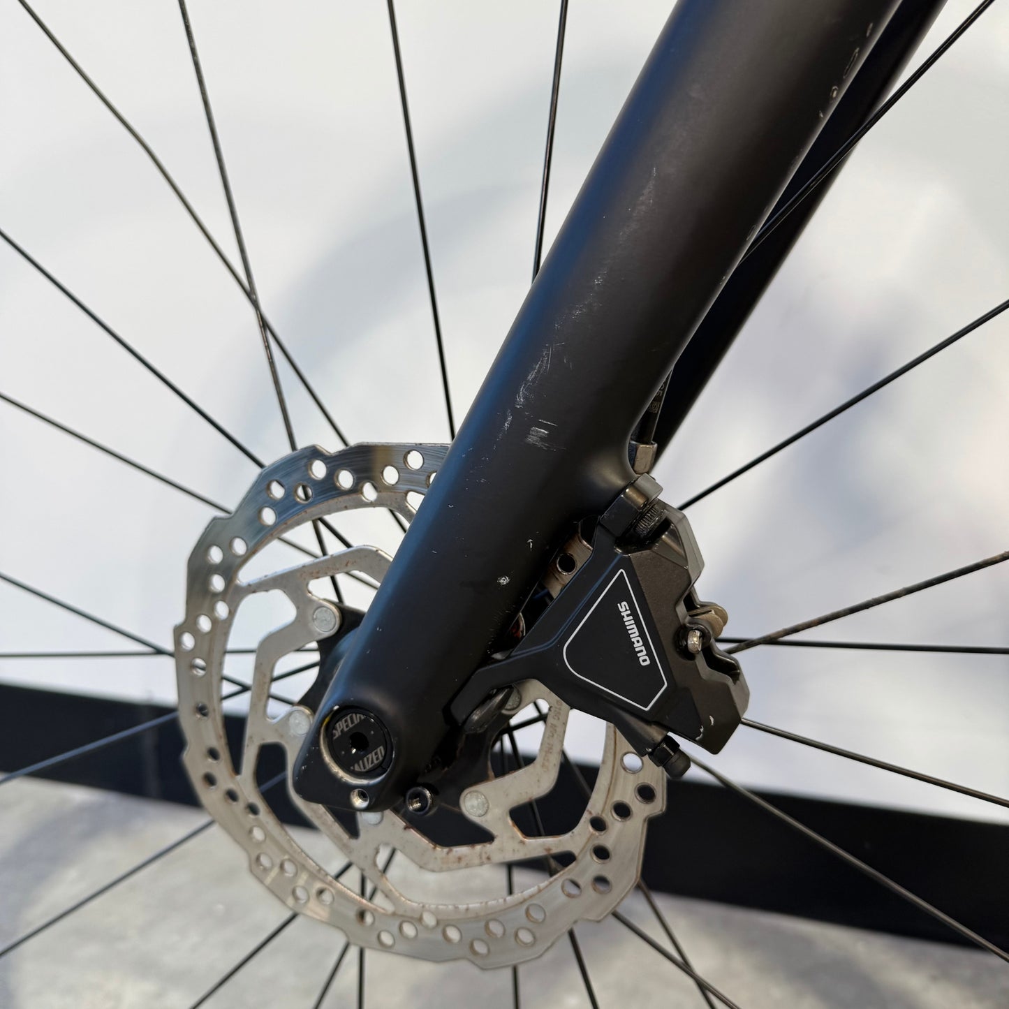 Specialized Sirrus X 4.0 Gloss Smoke- Cool Grey S (WSBC024051904R). Detalle horquilla izqda