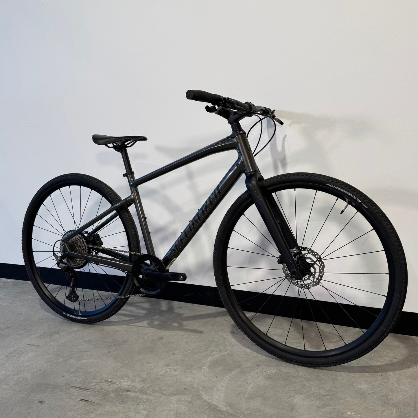 Specialized Sirrus X 4.0 Gloss Smoke- Cool Grey S (WSBC024051904R). Detalle lateral