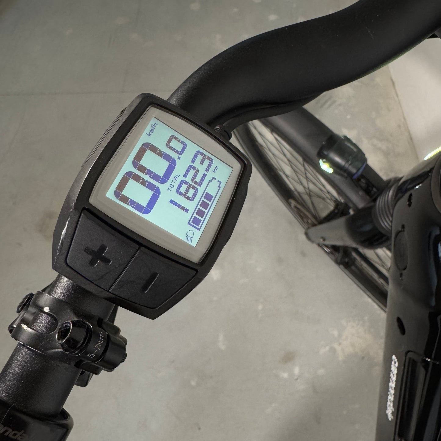 Cannondale Mavaro Neo 5+ Black Pearl M RA80957 Detalle Display