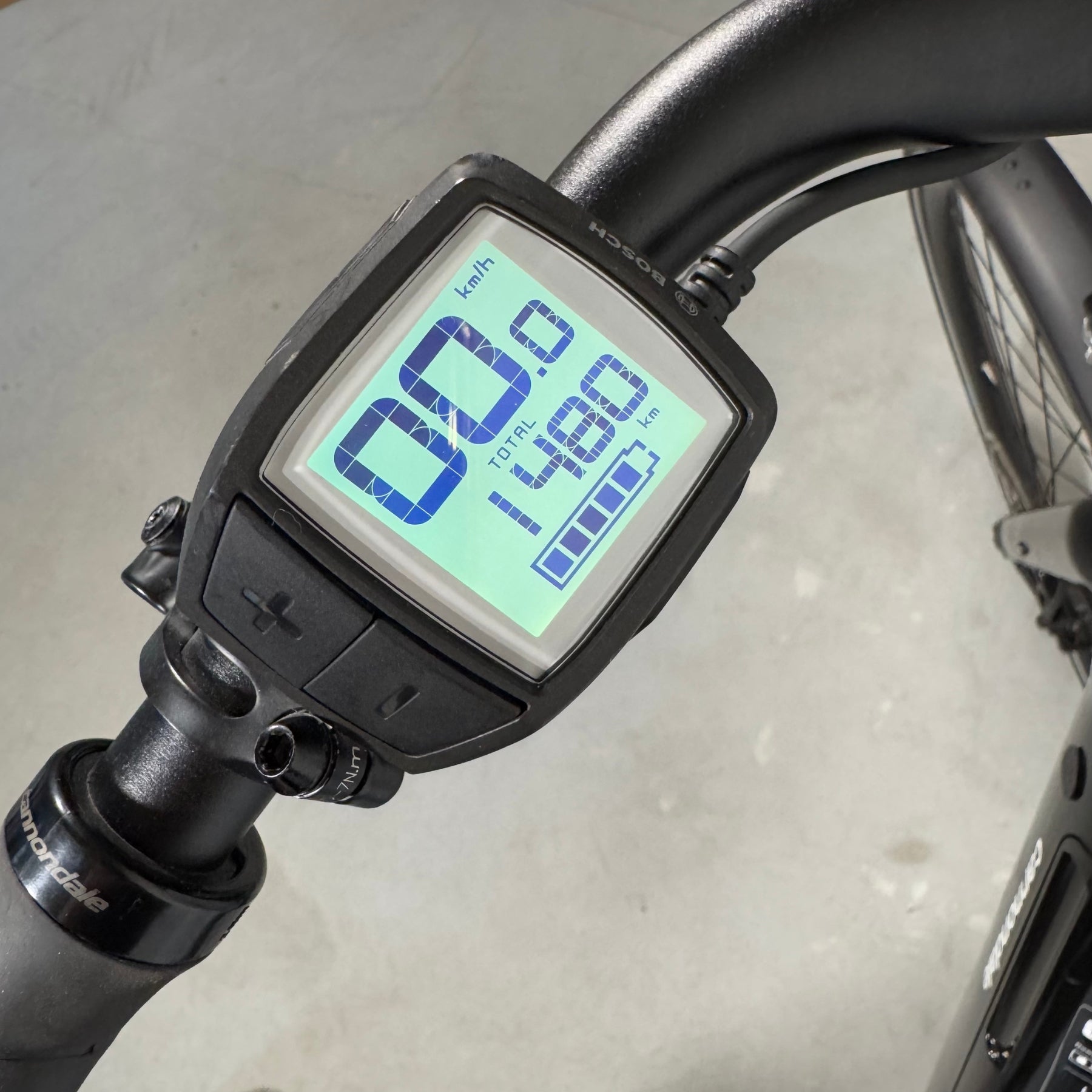 Cannondale Mavaro Neo 5+ Black Pearl M RA81036 Detalle Display