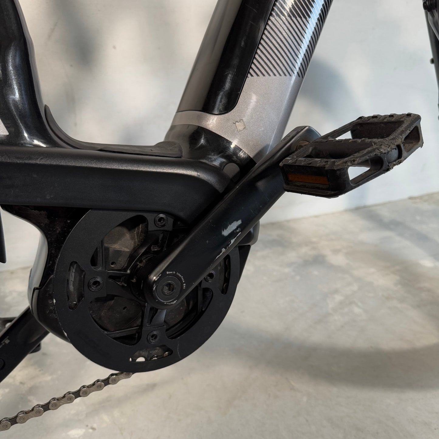 Cannondale Mavaro Neo 5+ Black Pearl M RA81140 Detalle Biela