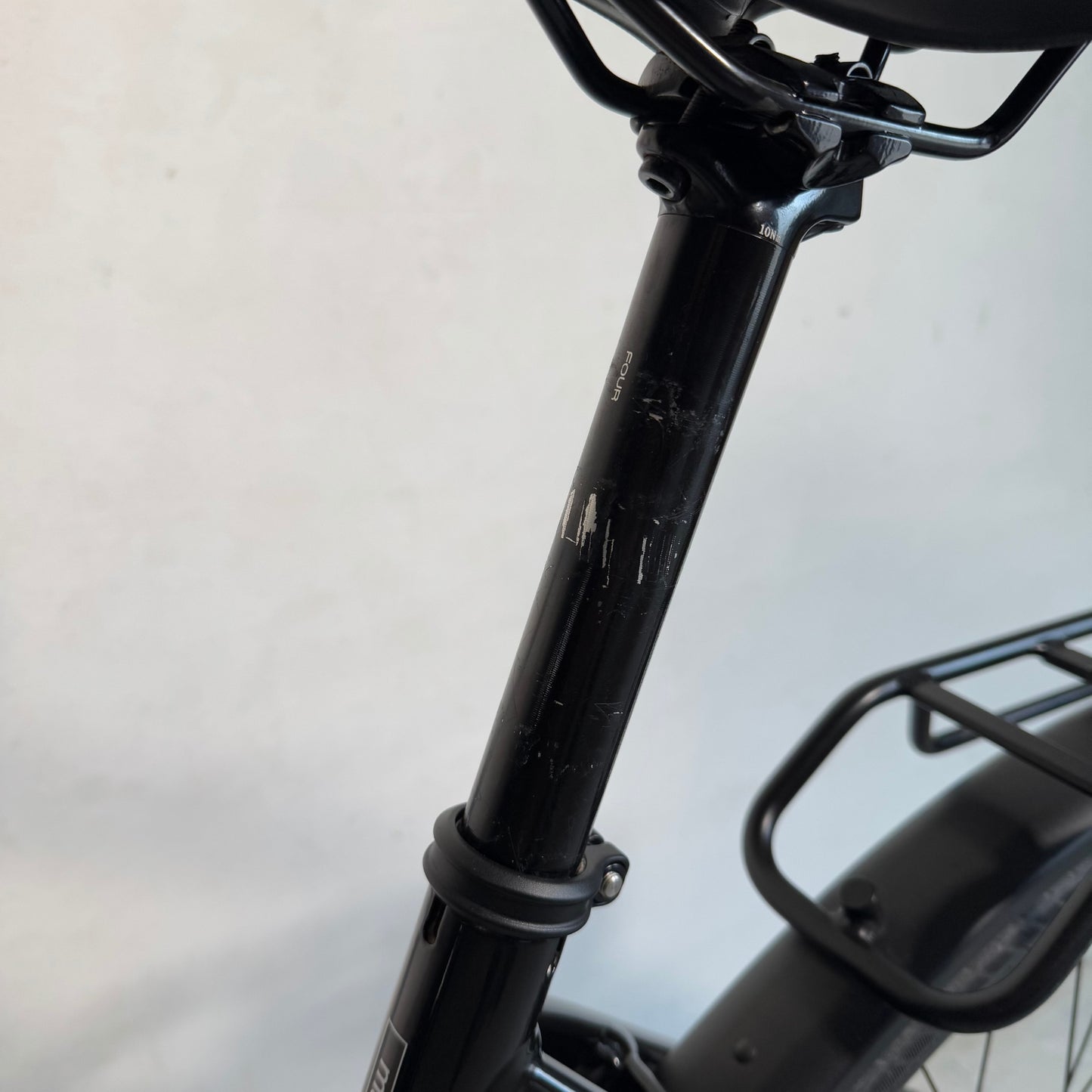 Cannondale Mavaro Neo 5+ Black Pearl M RA81140 Detalle Tija