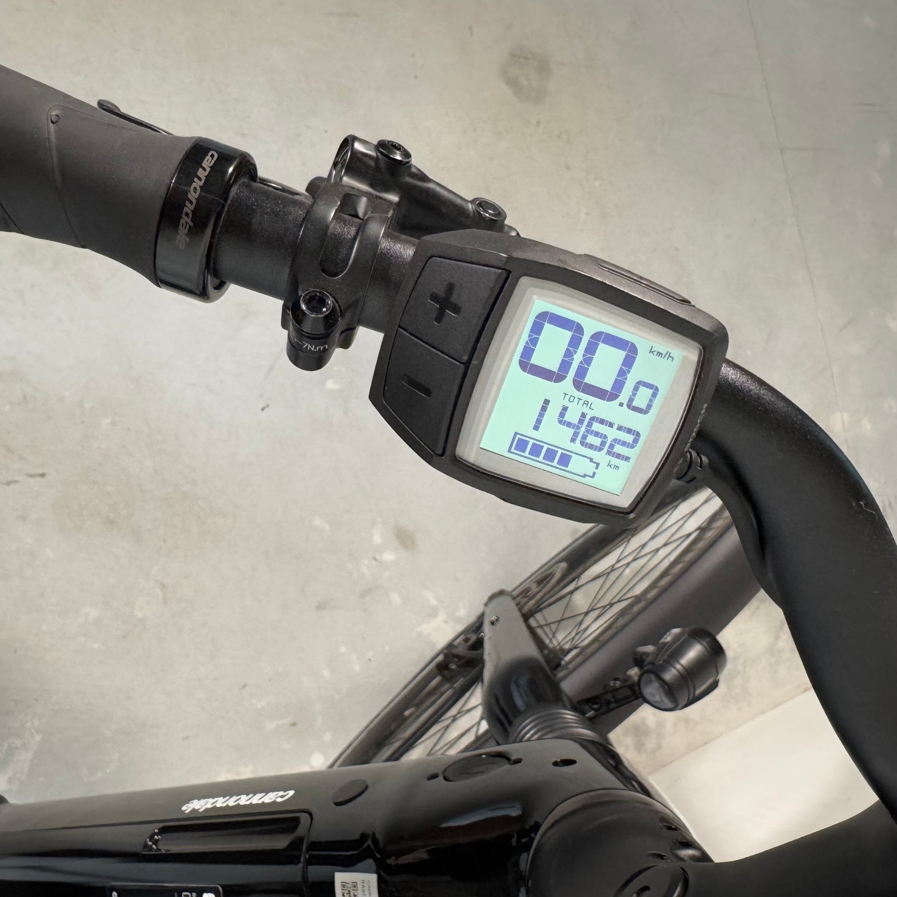 Cannondale Mavaro Neo 5+ Black Pearl M RA81160 Detalle Display