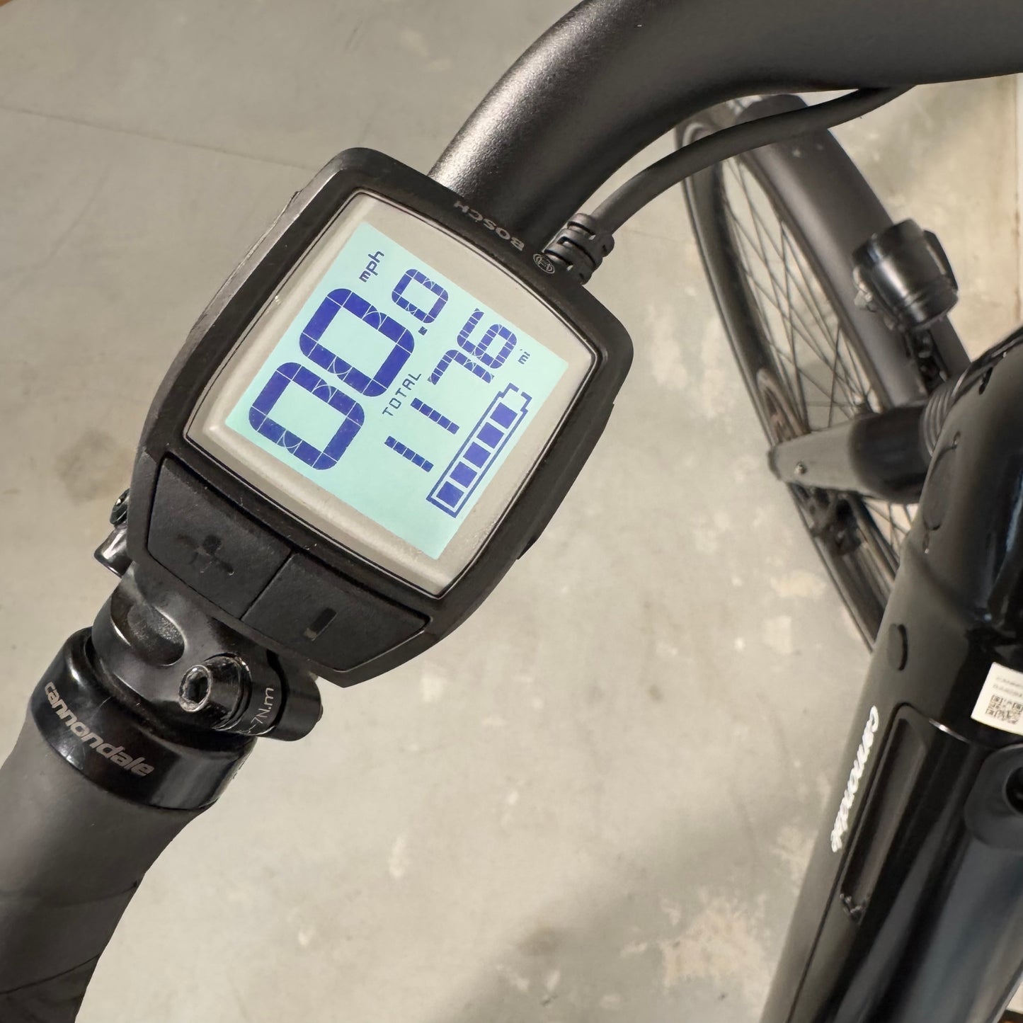 Cannondale Mavaro Neo 5+ Black Pearl M RA82842 Detalle Display