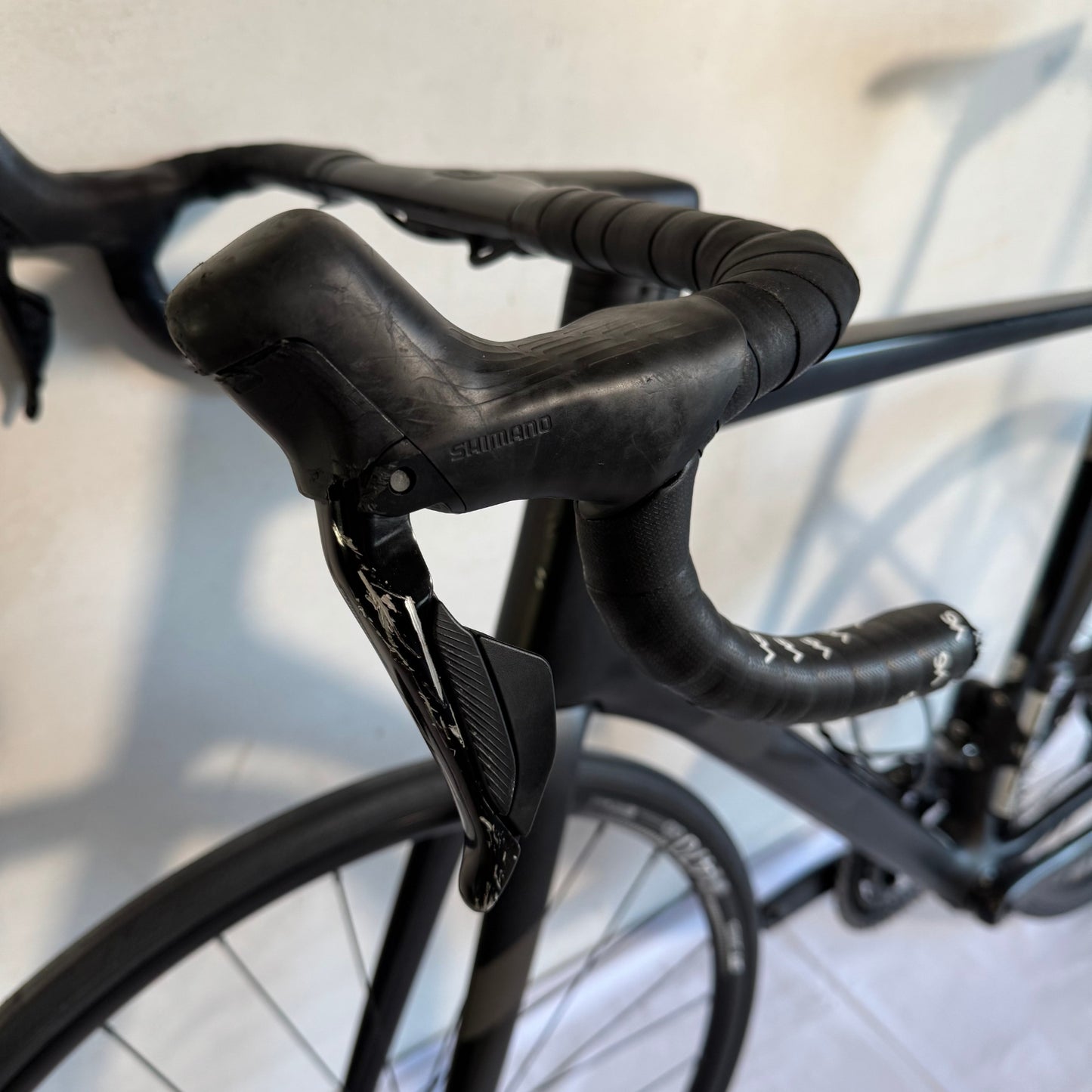 Cannondale Supersix EVO Carbon Disc 105 Di2 Black 58 TD36429 Detalle Maneta