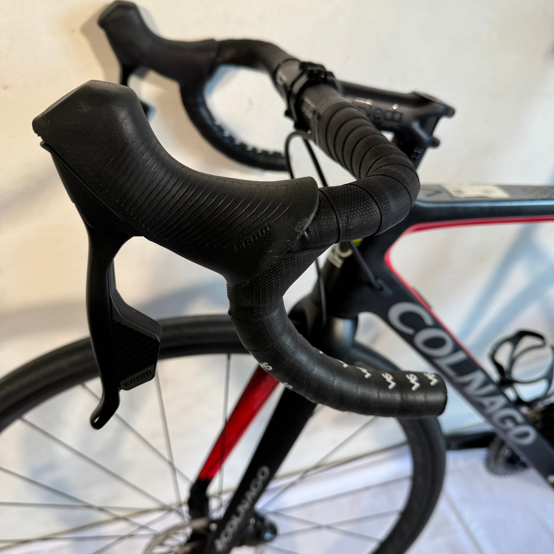 Colnago V3 Sram Rival AXS Black Red 50s 53 YT20J00415 Detalle Maneta