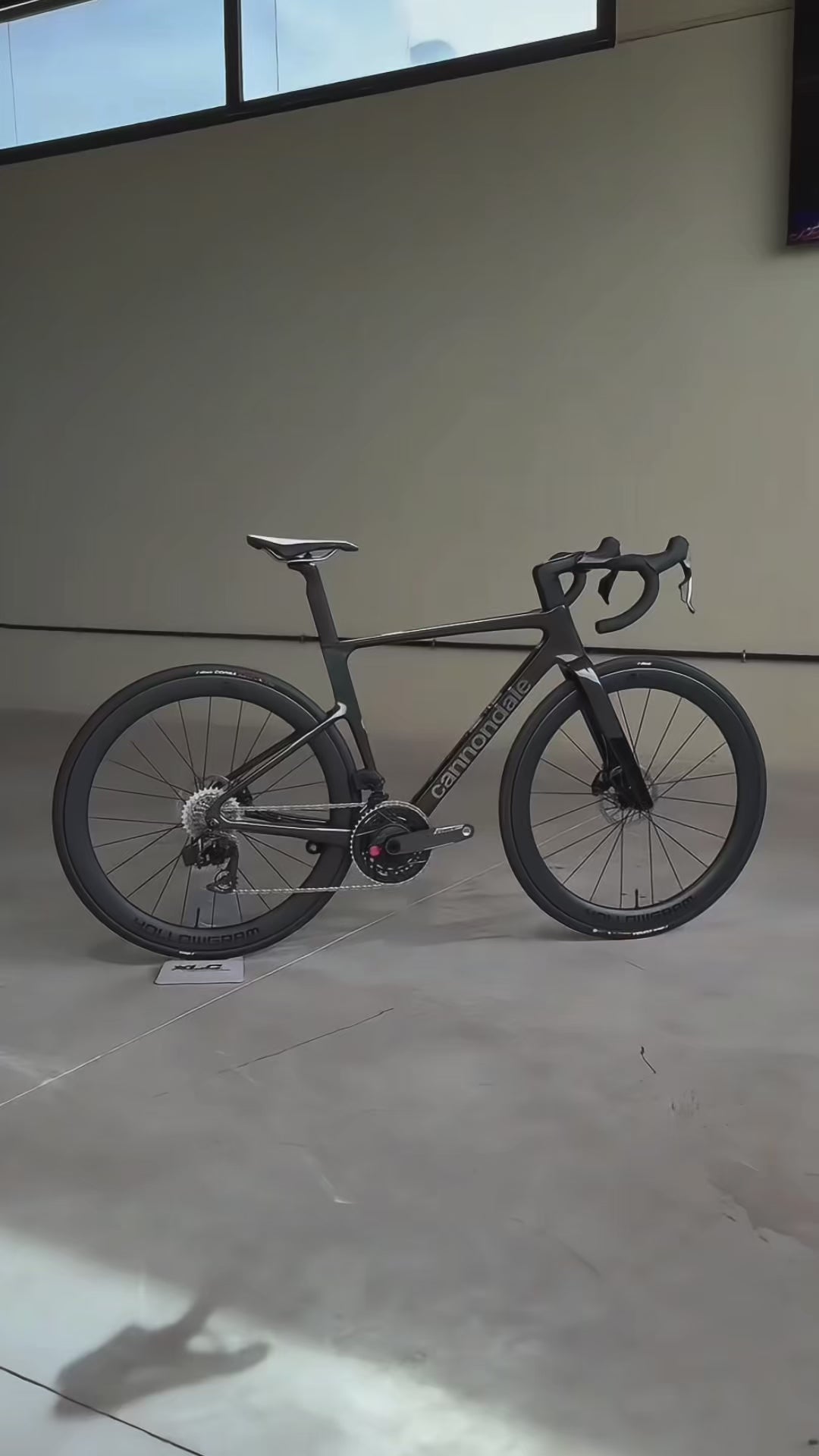 Cargar vídeo: Bicicleta Cannondale Supersix Evo 1