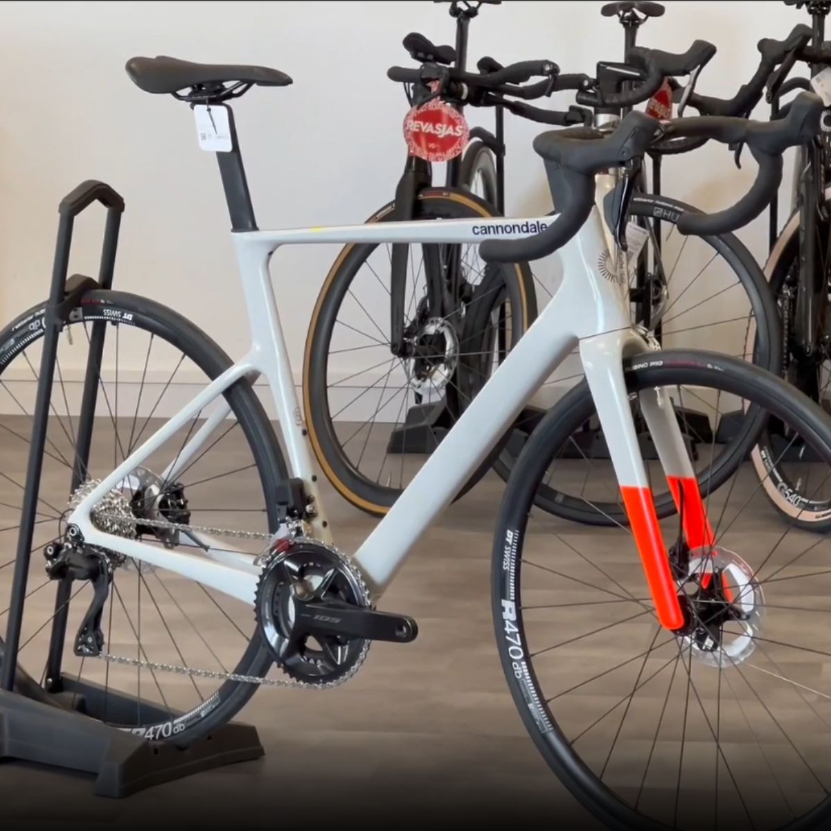 Cargar vídeo: Cannondale Supersix Evo Carbon 3